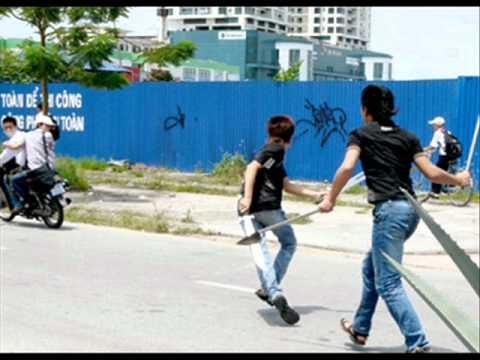 Một công an bị 6 người chém gục giữa đường