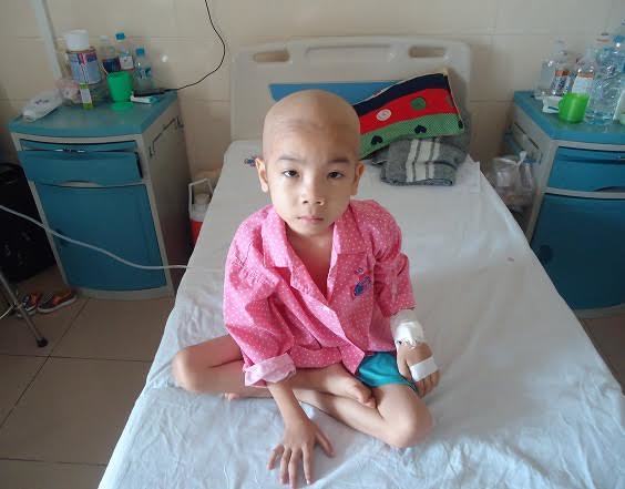 Vợ chết, chồng vá xe đạp nuôi con ung thư phổi