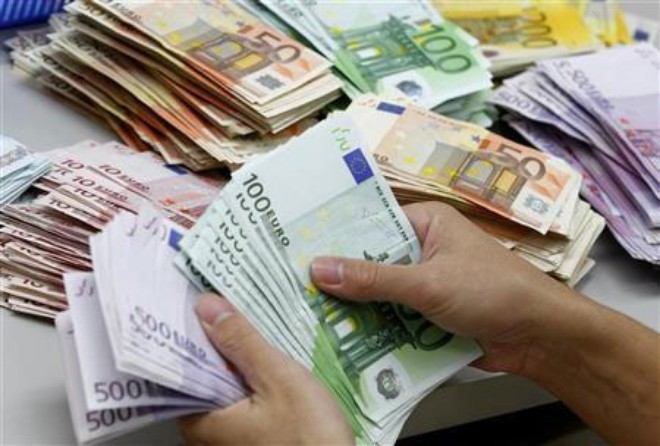Euro mất giá 5.000 đồng: Dân Việt hoang mang thủng túi