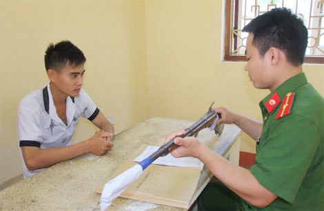 Chồng dùng súng tự chế bắn vợ trọng thương