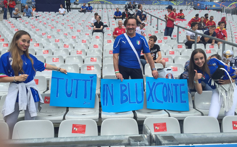 Nữ fan cuồng thiêu đốt khán đài Stade de France