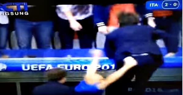 HLV Conte phát cuồng, lao lên khán đài ăn mừng