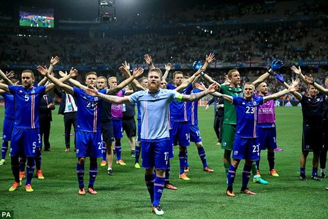 Màn ăn mừng chưa từng có của cầu thủ Iceland với CĐV