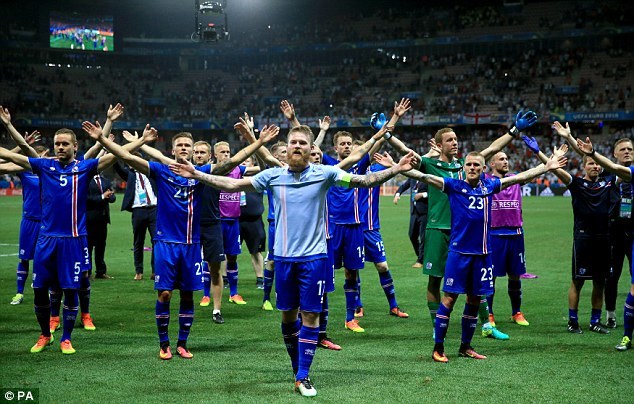 Màn ăn mừng chưa từng có của cầu thủ Iceland với CĐV