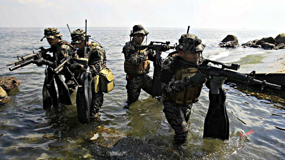 Trung Quốc tự ái khi hàng xóm thân mật bắt tay nhau