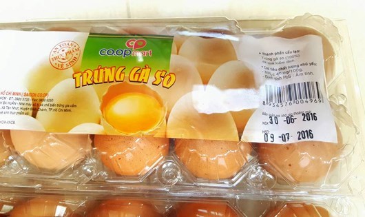 Khách hàng phẫn nộ khi mua phải trứng gà 'đến từ tương lai'