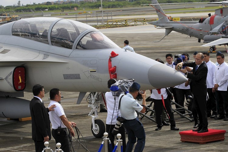 Philippines tăng tốc trữ vũ khí ứng phó TQ