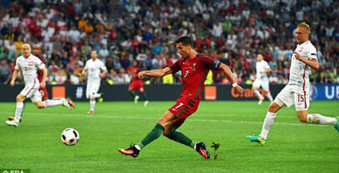 Quay chậm pha bỏ lỡ khó tin của CR7