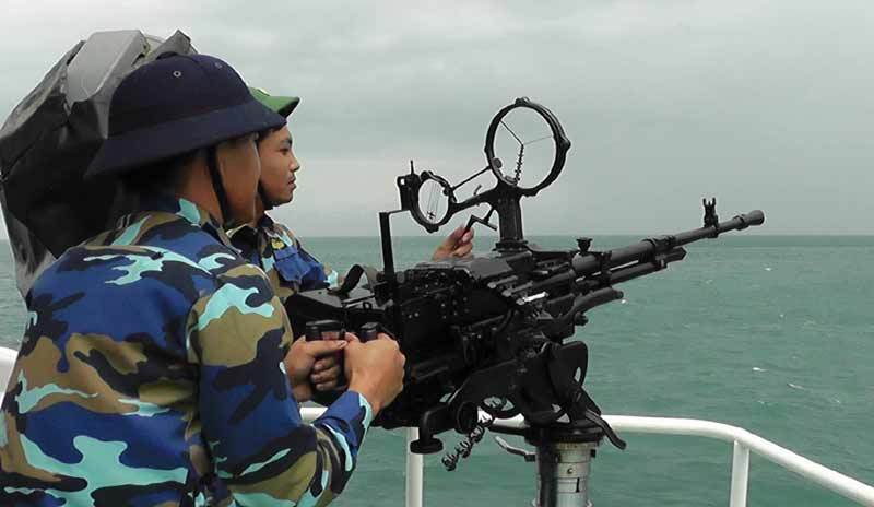 Hải quân kiểm tra bắn đạn thật trên biển