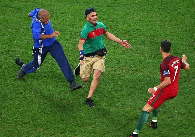 Fan cuồng lao vào sân đuổi bắt Ronaldo