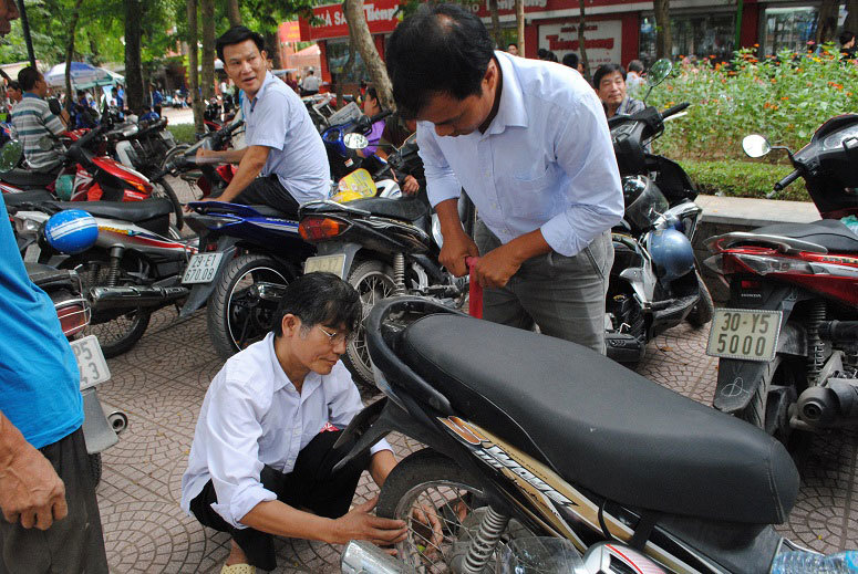 Một sĩ tử đi thi, cả nhà trực cổng trường cổ vũ