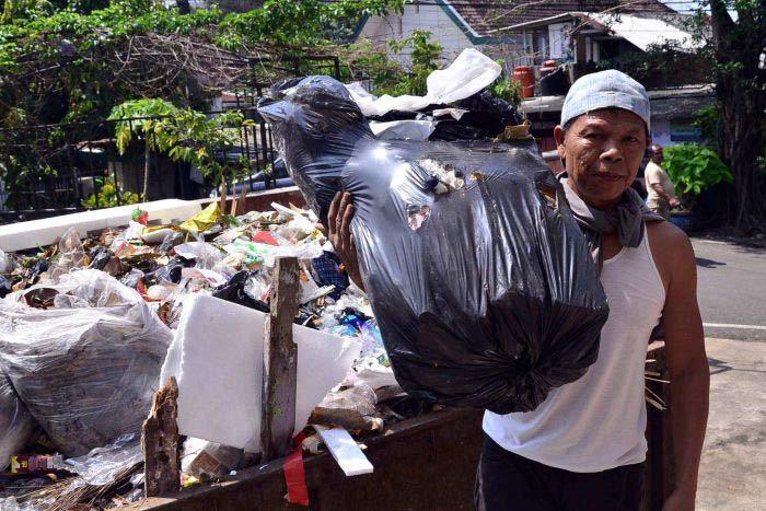 Viên cảnh sát thà nhặt rác không nhận hối lộ