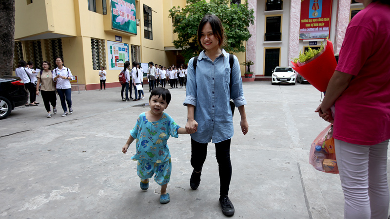 Những khoảnh khắc tình thân xúc động mùa thi 2016