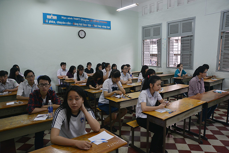 Một thí sinh sử dụng tài liệu, cãi lại giám thị