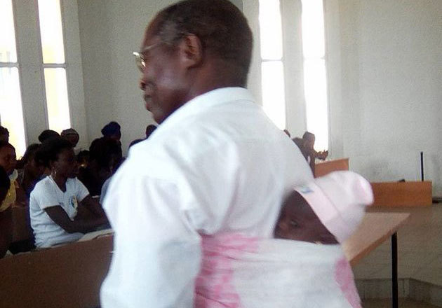 Giáo sư địu con giúp sinh viên nổi tiếng khắp cộng đồng mạng