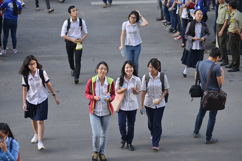 Hai thí sinh bị ngộ độc thực phẩm được bù giờ thi