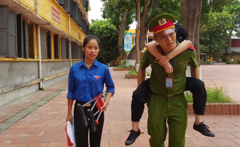 Hùng cõng thí sinh gãy chân