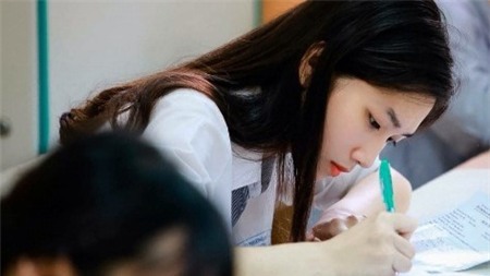 Thí sinh giống Lưu Diệc Phi bị chụp lén trong phòng thi THPT là ai?