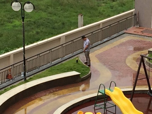 Sốc: Thanh niên “hiên ngang” tè bậy giữa chung cư đông người