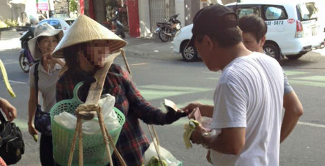 Khách Trung Quốc trêu chị bán chuối