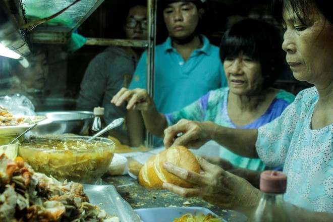 Quán bánh mì không tên, xếp hàng mới mua được ở Vũng Tàu