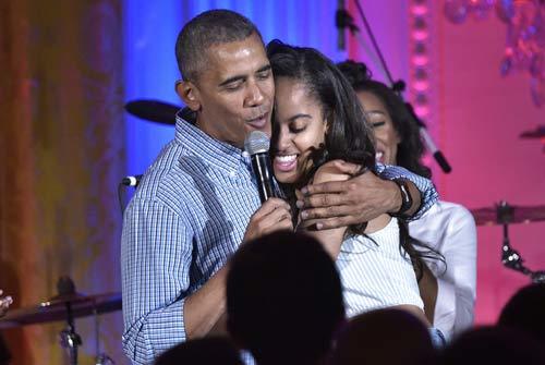 Nghe Obama hát mừng sinh nhật con gái