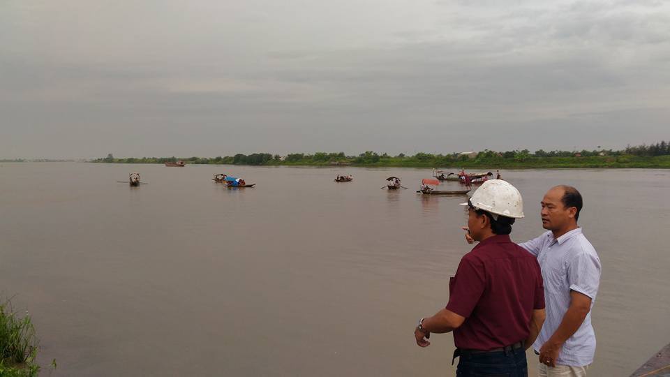 Chìm tàu sông Hồng, bố mẹ cùng con tử vong
