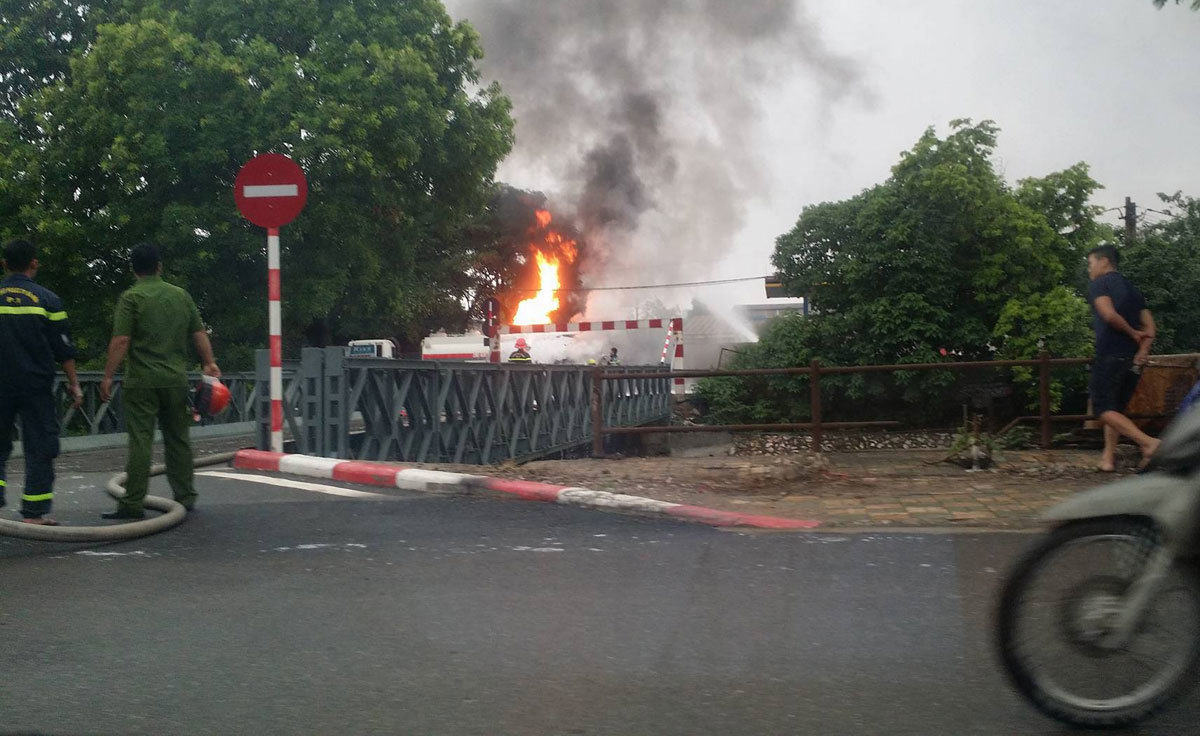 Cháy xe bồn gần cây xăng Đền Lừ