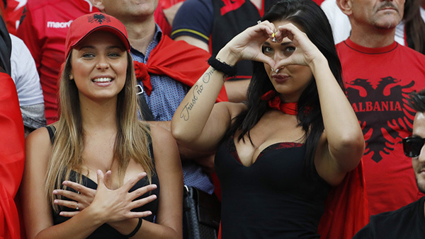 Điểm mặt 24 fan nữ sexy nhất EURO 2016