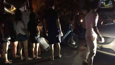 HN: Đưa nạn nhân đi cấp cứu rồi đẩy xuống giữa đường?