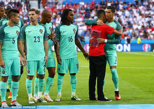 Fan cuồng lao vào sân xin chụp ảnh selfie với Ronaldo
