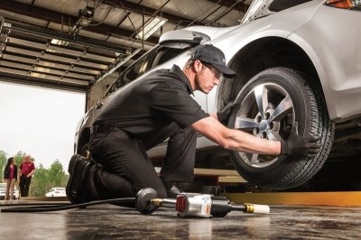 Tìm hiểu nguyên nhân và cách xử lý xe ô tô bị nổ lốp