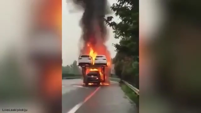 Hàng loạt ô tô chìm trong biển lửa