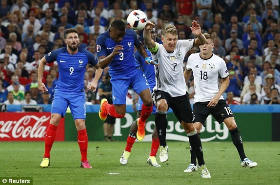 Tình huống thổi penalty gây tranh cãi trận Đức vs Pháp