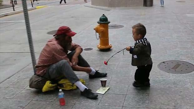 Chú lùn 7 tuổi đổi hoa để lấy nụ cười của mọi người