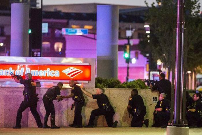 Bị bắn tỉa giữa biểu tình, 5 cảnh sát Mỹ thiệt mạng