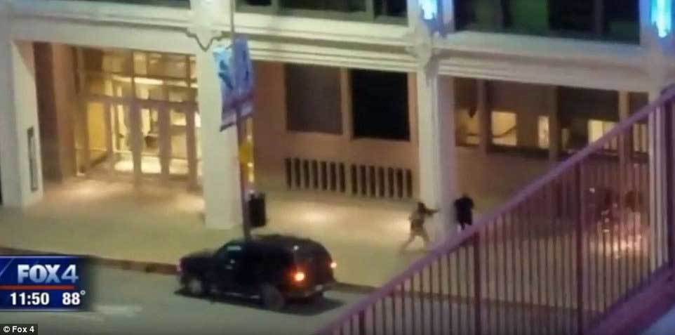 Video cảnh sát Mỹ đấu súng với tay bắn tỉa