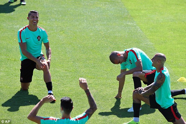 Ronaldo cười tít mắt, quyết lên đỉnh cùng Bồ Đào Nha