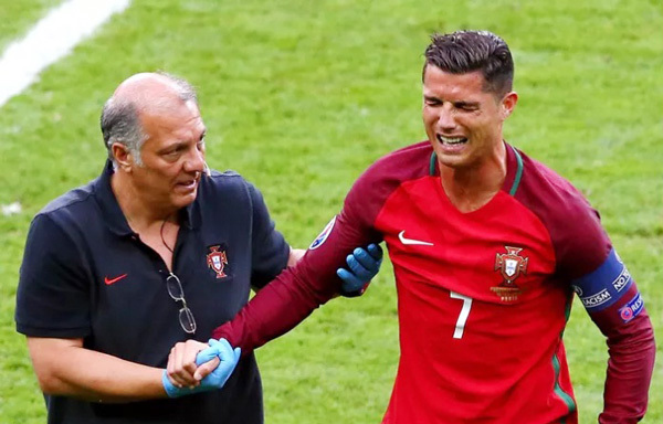 Ronaldo khóc nghẹn rời sân vì chấn thương