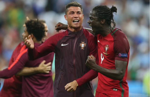 Ronaldo khóc nghẹn khi trọng tài thổi còi kết thúc trận đấu