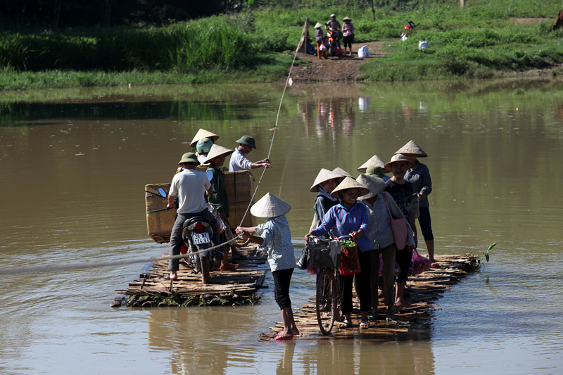 Hồn nhiên lướt trên miệng hà bá