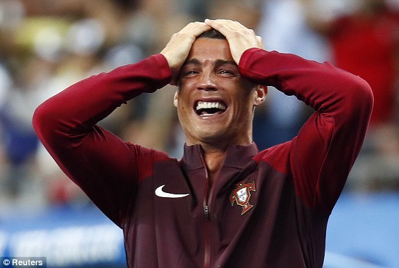 Tuyển thủ VN rớt nước mắt khi Ronaldo chấn thương