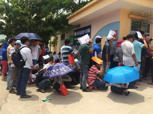 Trắng đêm chầu chực mua hồ sơ mầm non cho con