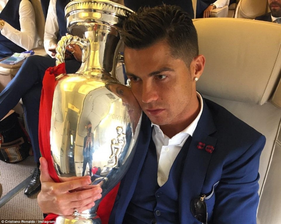 Nhà vô địch Bồ Đào Nha về nước, Ronaldo ôm cúp khư khư