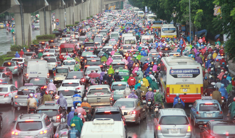 Hà Nội bất ngờ mưa to, tắc nhiều nơi