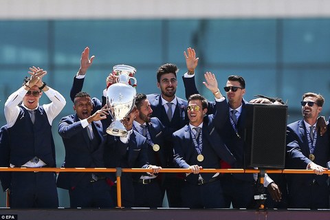 Bồ Đào Nha rước cúp vô địch EURO 2016 về nước