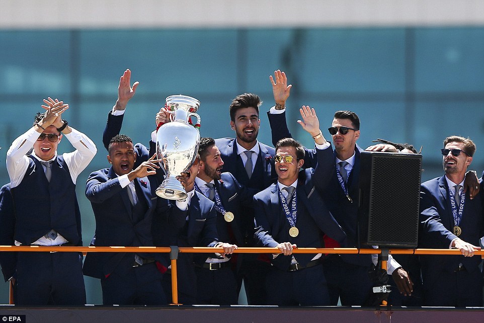 Bồ Đào Nha rước cúp vô địch EURO 2016 về nước