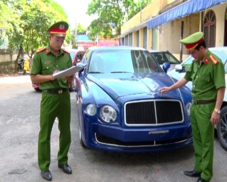 Bắt giữ xe sang Bentley nhập lậu