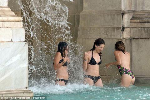 Tranh cãi người đẹp bikini tắm trong đài phun nước cổ