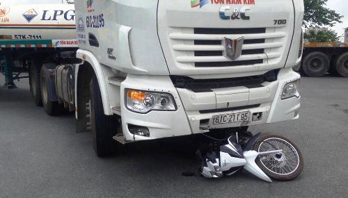 Cầu Phú Mỹ tắc gần 2km vì xe container cán chết nữ sinh